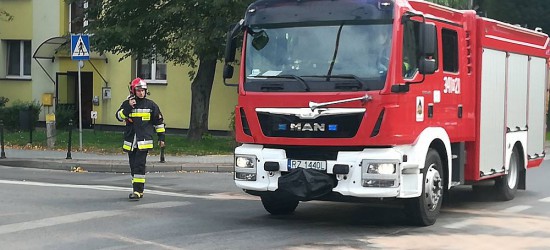 Plama oleju na Tysiąclecia w Krośnie. Interwencja strażaków (ZDJĘCIA)