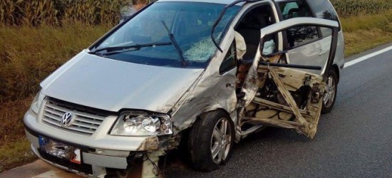Wypadek na “28”. Volkswagen zderzył się z nissanem. Kierująca przetransportowana do szpitala (ZDJĘCIA)