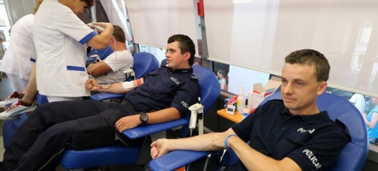 Policjanci oddawali krew dla poszkodowanych w czasie wakacji (ZDJĘCIA)