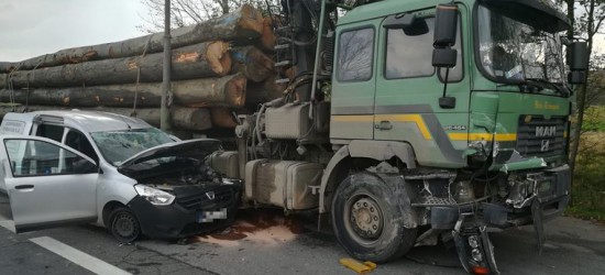 AKTUALIZACJA: Zderzenie osobówki z ciężarówką. Dwie osoby w szpitalu. Droga już przejezdna (ZDJĘCIA)