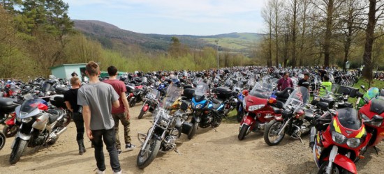 Start sezonu motocyklowego. Do pustelni w Trzcianie zjechali miłośnicy jednośladów z całego regionu (ZDJĘCIA)