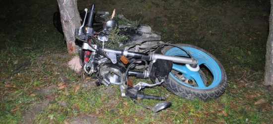 Motocykl uderzył w drzewo. 17-letni kierowca i pasażerka z poważnymi obrażeniami w szpitalu (ZDJĘCIA)
