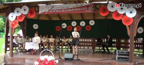 Patriotycznie w Rymanowie-Zdroju. Wspólne śpiewania pieśni na 100. rocznicę odzyskania przez Polskę niepodległości (FILM, ZDJĘCIA)