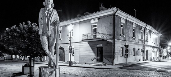Efektowne zdjęcia Macieja Brzany przedstawiające Duklę nocą oraz miejscowy park pałacowy (ZDJĘCIA)