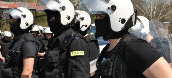 Policjanci z Podkarpacia w akcji na stadionie Polonii Przemyśl (ZDJĘCIA)