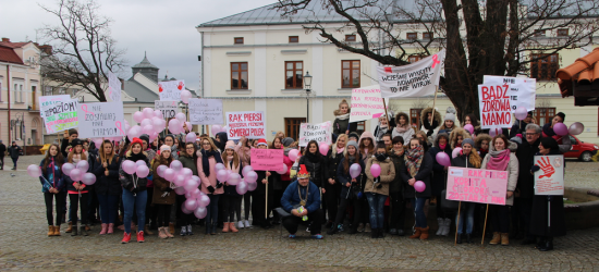 Marsz Stowarzyszenia “Czyń Dobro, Mimo Wszystko”. Akcja na rzecz zakupu mammografu dla krośnieńskiego szpitala (RETRANSMISJA, ZDJĘCIA)