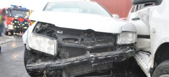 Zderzenie trzech osobówek w Miejscu Piastowym. 77-letni kierowca stracił prawo jazdy (ZDJĘCIA)