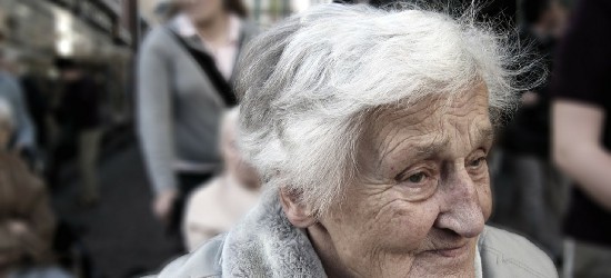 Kilka dni opiekowała się staruszką. Mieszkanka powiatu krośnieńskiego usłyszała zarzut kradzieży pieniędzy