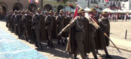 Przemarsz żołnierzy podczas święta Wojska Polskiego na krośnieńskim Rynku (FILM)