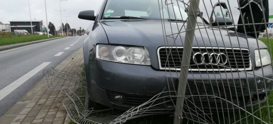 AKTUALIZACJA KROSNO: Audi wjechało w barierki przy zwężeniu na ul. Bieszczadzkiej (ZDJĘCIA)