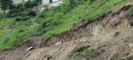 Intensywne opady deszczu na przełomie kwietnia i maja. Zagrożenie osuwiskowe w Karpatach