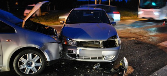AKTUALIZACJA: Zderzenie dwóch fordów na skrzyżowaniu w Iwoniczu. 29-latka w szpitalu (FOTO)
